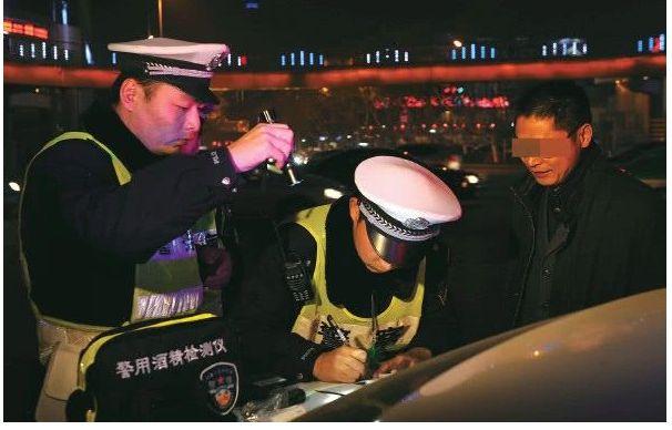 喝一瓶啤酒多久能开车（交警告诉你喝一瓶啤酒多久才能开车）