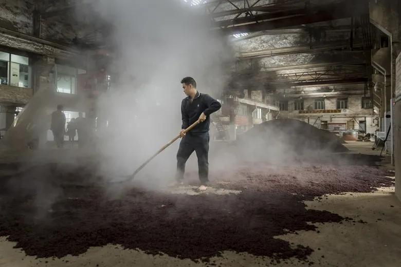 茅台酒的原料是什么（茅台酒的酿造过程）