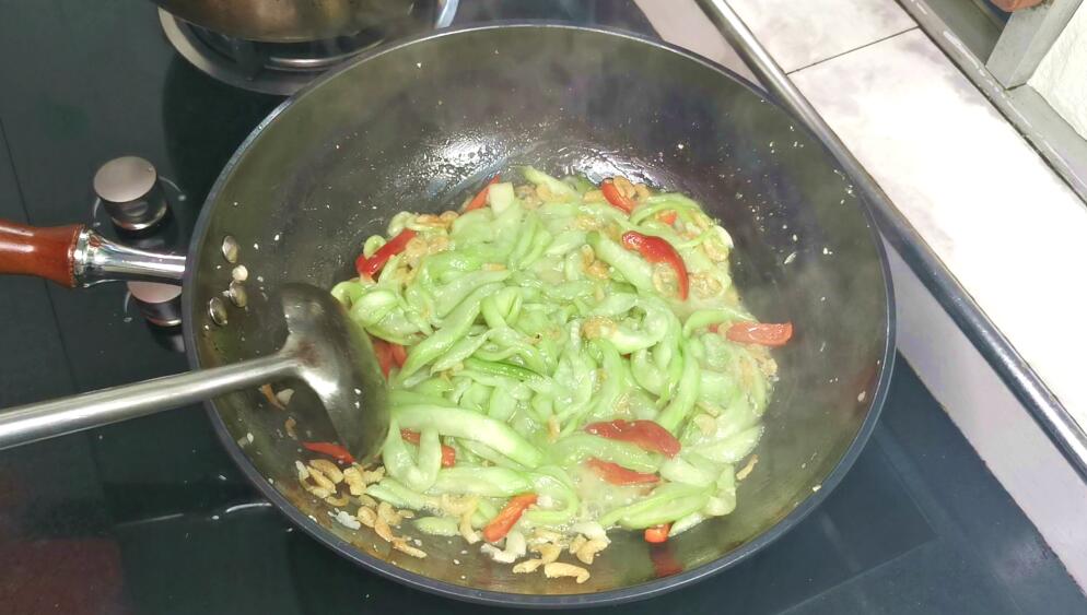 虾米怎么做好吃又简单（教你一道丝瓜炒虾米的做法）