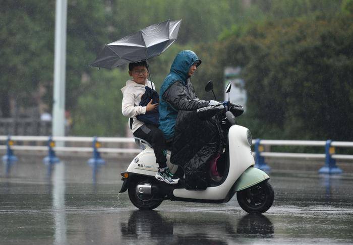 五一返程高峰遇强降雨 多地堵上加堵（全国多地进入暴雨圈）