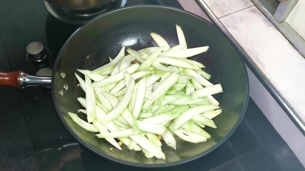 虾米怎么做好吃又简单（教你一道丝瓜炒虾米的做法）