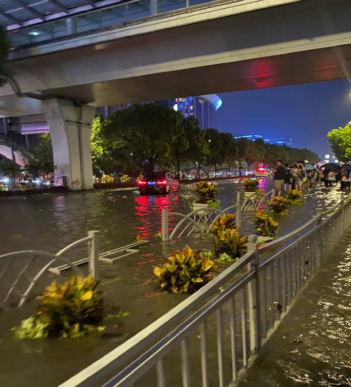 上海暴雨 高架桥成“高架河”（同步启动全市防汛防台III级响应行动）