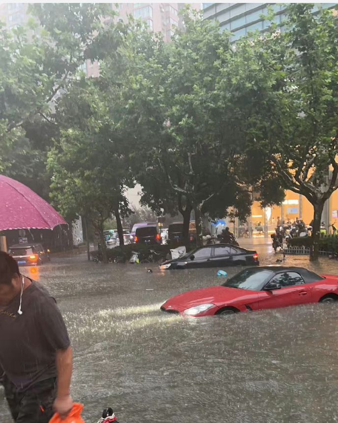 上海暴雨 高架桥成“高架河”（同步启动全市防汛防台III级响应行动）