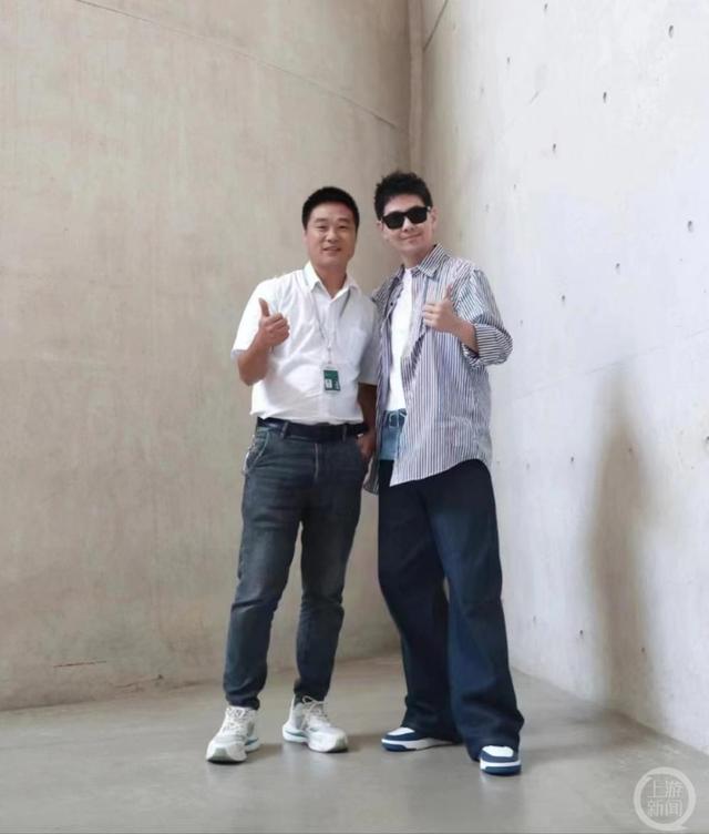 保安大叔指导林志颖拍照（两人的互动故事再次打动无数网友）