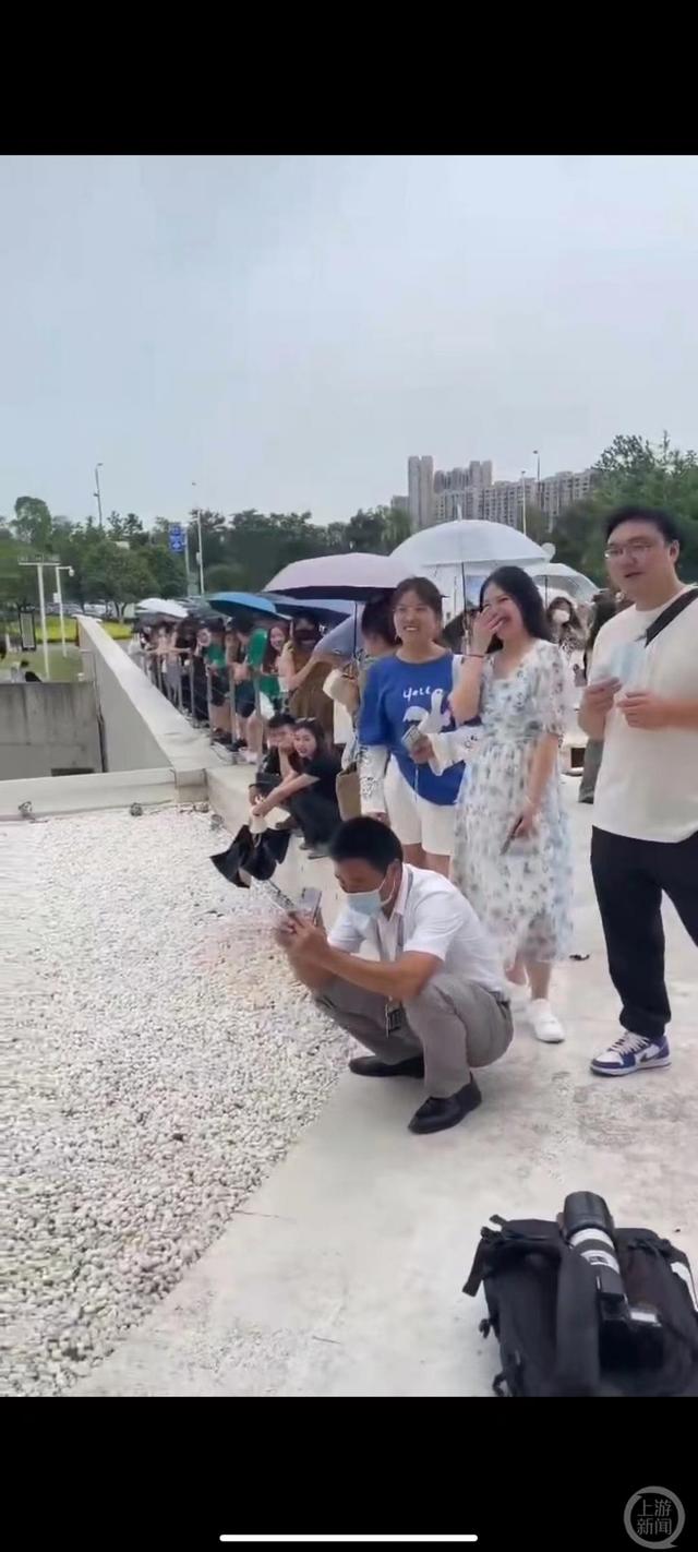 保安大叔指导林志颖拍照（两人的互动故事再次打动无数网友）