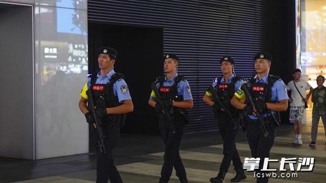 长沙出动6000余警力护航夜经济（100辆特警铁骑统一出发夜巡）