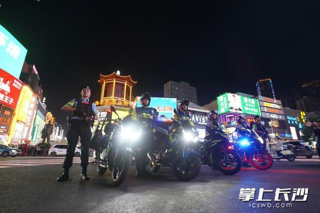 长沙出动6000余警力护航夜经济（100辆特警铁骑统一出发夜巡）