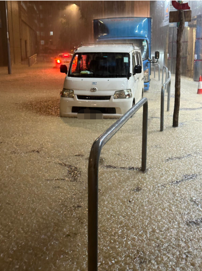 香港多个地区出现严重水浸，有车辆被淹。