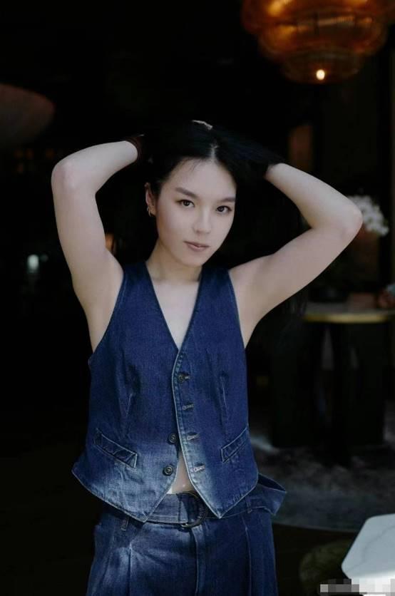 李咏21岁女儿时装秀全程飙英文（彰显她的高材生背景）