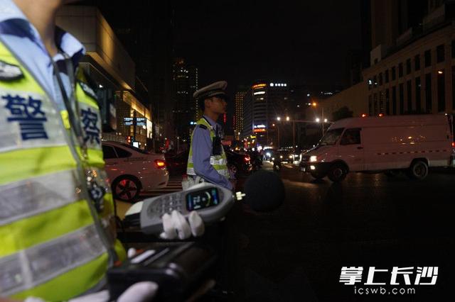 长沙出动6000余警力护航夜经济（100辆特警铁骑统一出发夜巡）