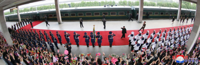 现场画面!金正恩乘专列出访俄罗斯（他们将在论坛后会面）